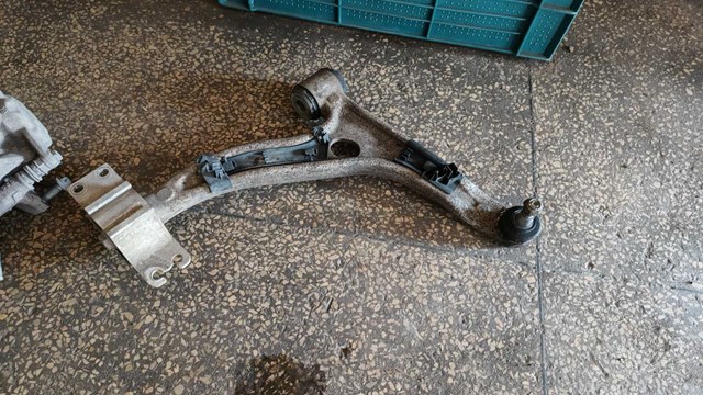 Сайлентблок нижнього переднього важеля A2463330200 MERCEDES
