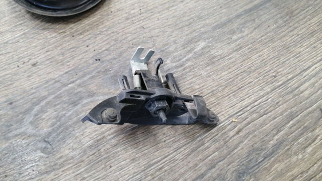 Лічинка замка паливного бака B09556890F MAZDA