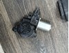 Двигун стеклопод'емника двері задньої, правої BHN95858X MAZDA