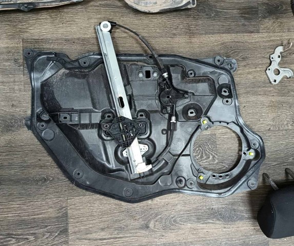 Склопідйомник передньої правої двері D10E58590B MAZDA
