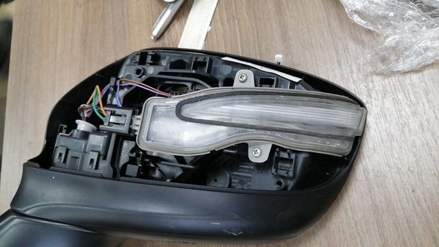 Покажчик повороту дзеркала, лівий D10E69182A MAZDA