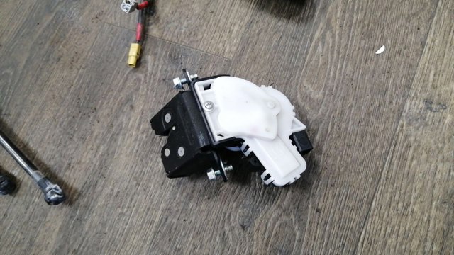 Центральний замок багажника G33M62310A MAZDA