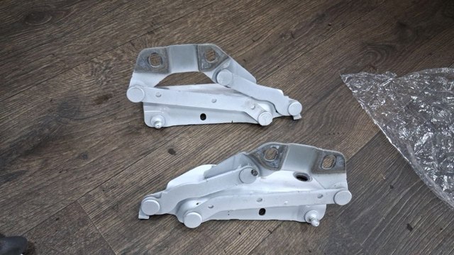 Завіс капота, лівий LR001565 LAND ROVER
