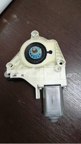 Двигун склопідіймача двері передньої, лівої LR015451 LAND ROVER