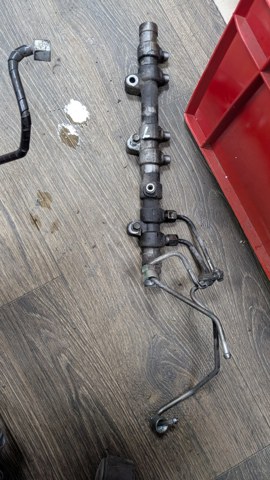 Розподільник палива (рампа), лівий LR022982 LAND ROVER