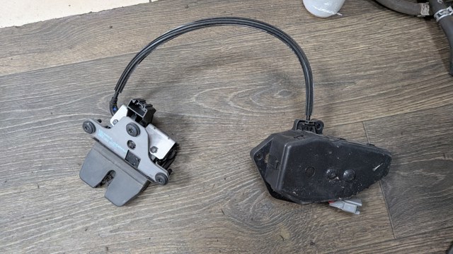 Актуатор замка ляди LR025550 LAND ROVER
