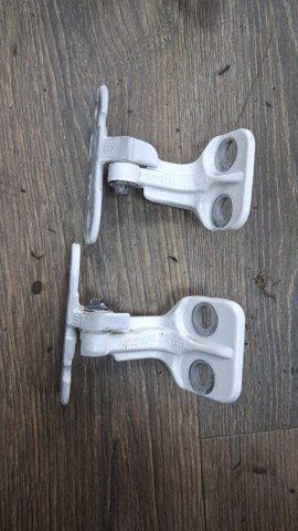 Петля передніх дверей права LR027585 LAND ROVER