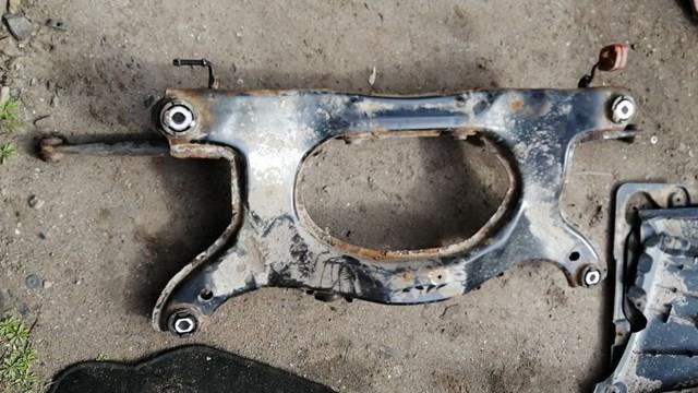 Балка задньої підвіски поперечна LR028449 LAND ROVER