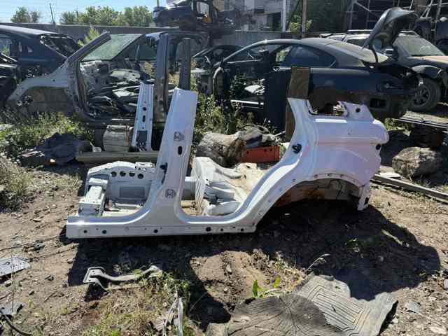 Крило заднє ліве LR028464 LAND ROVER
