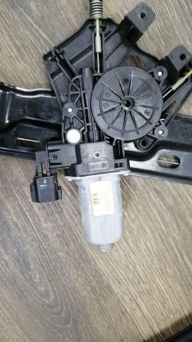 Мотор склопідйомника дверей передніх, правих LR031660 LAND ROVER