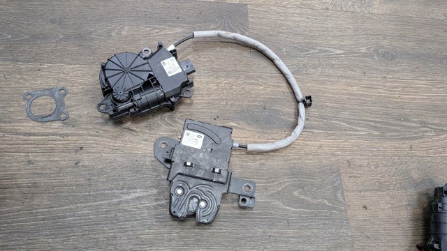 Замок багажника LR034341 LAND ROVER