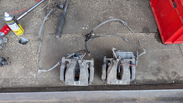 Скоба гальмівного заднього супорта LR036572 LAND ROVER