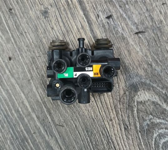 Блок клапанів регульованої підвіски, задній LR037082 LAND ROVER