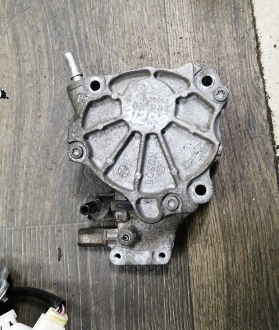 Насос вакуумний LR037627 LAND ROVER