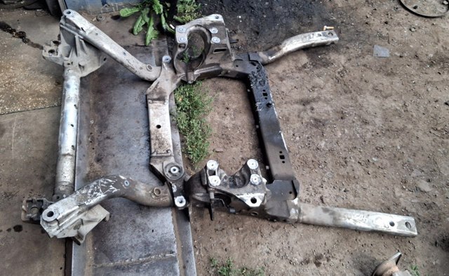 Підрамник передній LR038759 LAND ROVER