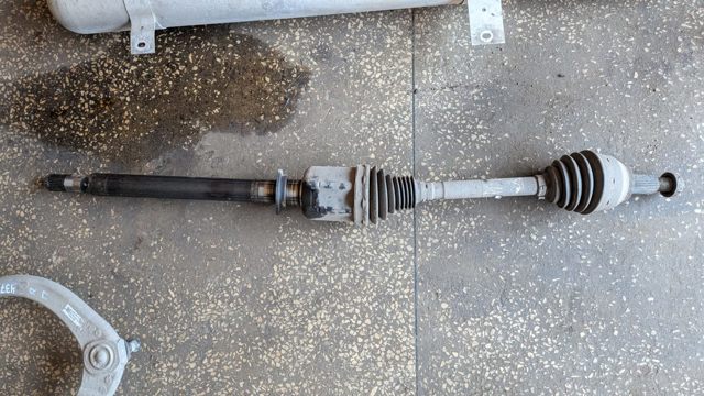 Піввісь передня, права LR041968 LAND ROVER