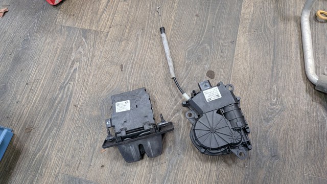 Замок задніх дверей LR048039 LAND ROVER