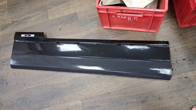 Молдинг передніх лівих дверей, нижній LR048805 LAND ROVER