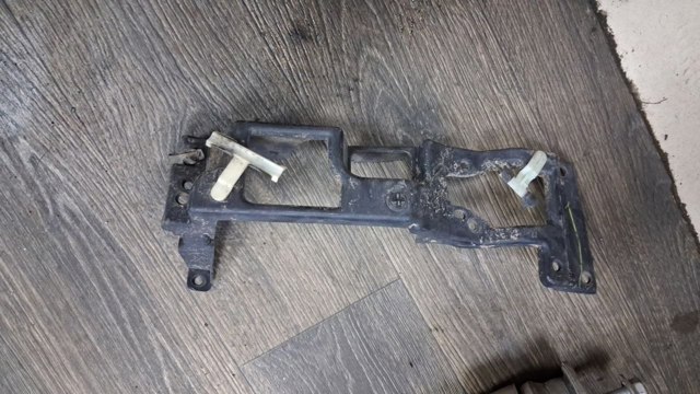 Кронштейн кріплення протитуманной фари, лівої LR050518 LAND ROVER
