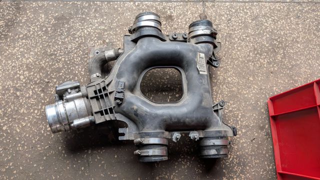 Колектор впускний LR053244 LAND ROVER