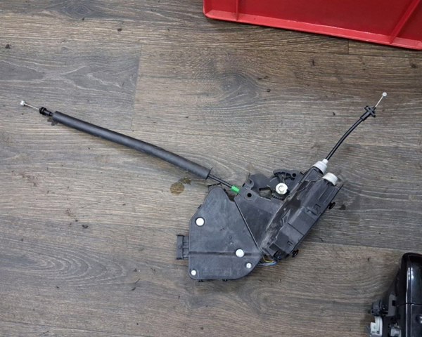 Замок задніх дверей, лівих LR053703 LAND ROVER