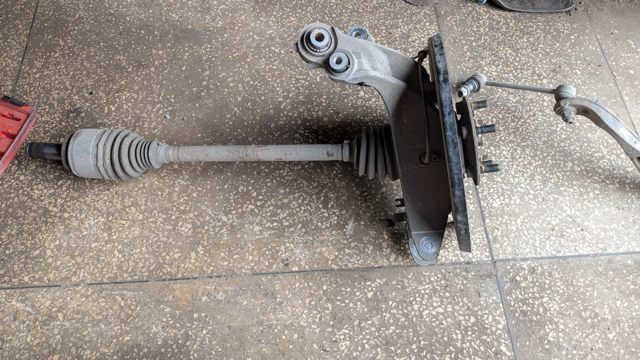 Піввісь задня, права LR053789 LAND ROVER