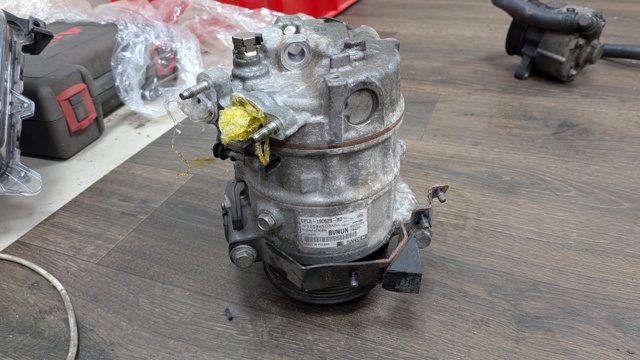 Компресор кондиціонера LR057692 LAND ROVER