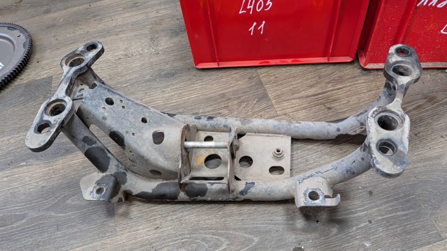 Кронштейн КПП LR061587 LAND ROVER
