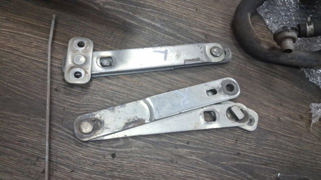 Петля заднього борту MB437897 MITSUBISHI