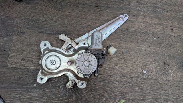 Мотор склопідйомника водійських дверей MN182353 MITSUBISHI