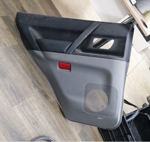 Картки обшивки задніх дверей MR614895 MITSUBISHI