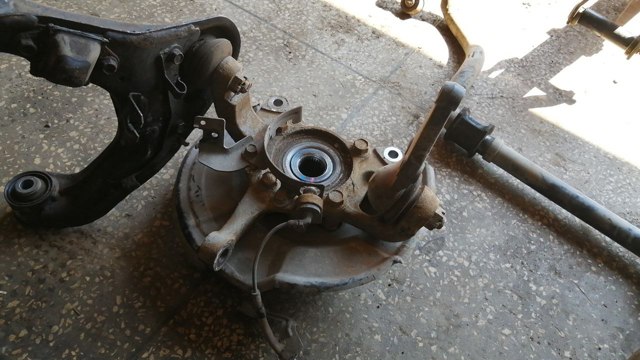 Цапфа - поворотний кулак передній, правий MR992378 MITSUBISHI
