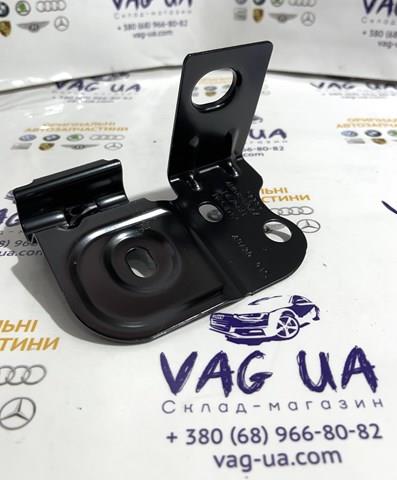 Кронштейн кріплення крила переднього правого, задній 4M0821167A VAG
