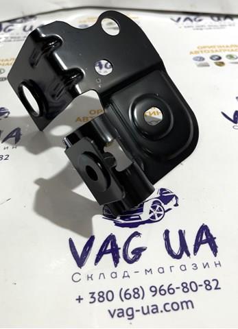 Кронштейн кріплення крила переднього лівого, задній 4M0821168A VAG