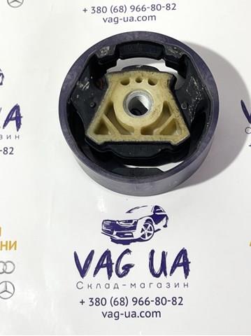 Сайлентблок переднього підрамника 5Q0199868J VAG
