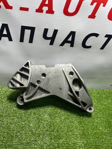 Кронштейн подушки (опори) двигуна, правої 06K199207A VAG
