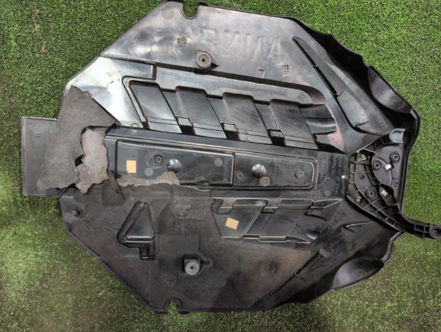 Кришка двигуна декоративна 13717577456 BMW