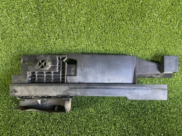 Кронштейн радіатора правий 17117618772 BMW