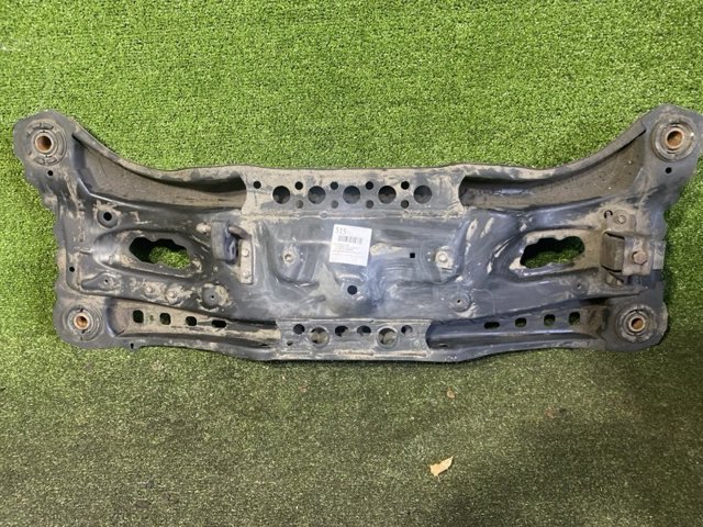 Балка задньої підвіски поперечна 5120606090 TOYOTA