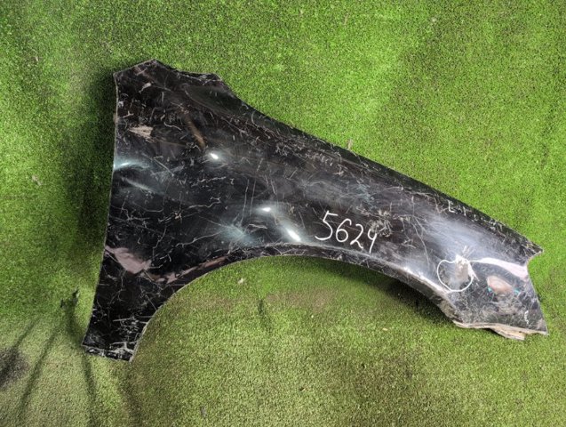 Переднє праве крило 631128J030 NISSAN