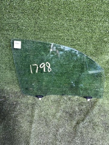 Скло передньої правої двері 681010C040 TOYOTA