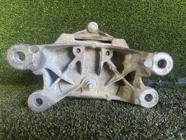 Подушка коробки передач 8K0399151DD VAG