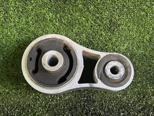 Задня подушка двигуна L2303904XA MAZDA