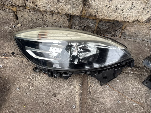 Фара передня права 260106928R RENAULT