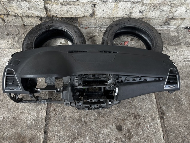 Приладова панель 681002890R RENAULT