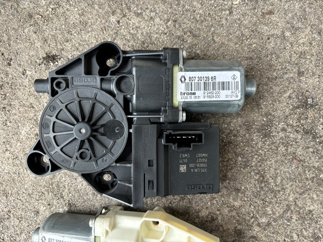 Двигун склопідіймача двері передньої, правої 807301396R RENAULT