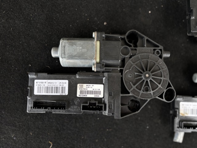 Привід ліфта передній 807310021R RENAULT