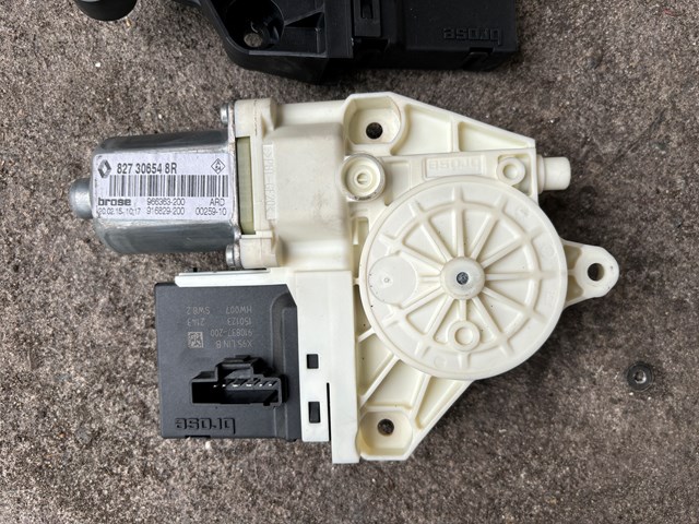 Двигун стеклопод'емника двері задньої, правої 827306548R RENAULT