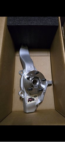 Цапфа поворотна права LR078374 LAND ROVER