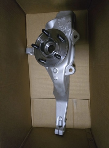 Цапфа поворотного кулака LR099134 LAND ROVER